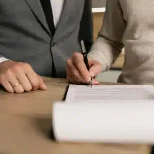 Si quieres tener claro qué es el finiquito, aquí sabrás a qué se refiere ese concepto, sus elementos y ejemplos para calcularlo.