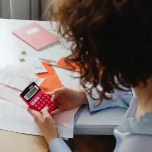 Conoce las diferencias entre la caja de ahorro frente a las demás prestaciones laborales y descubre los beneficios de cada una.