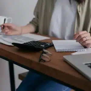 Una gestión de nóminas precisa depende de una correcta implementación de las deducciones. Conoce cuáles corresponden y cómo se aplican.