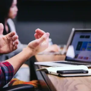 Descubre qué es nómina híbrida, sus características, ventajas y las herramientas ideales para su correcta implementación en tu empresa.