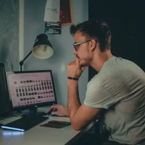 La jornada nocturna existe en varios sectores laborales del país, y conviene saber cómo es su remuneración en cuanto a horas extras.