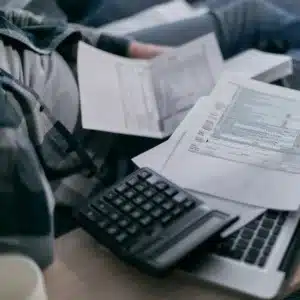 ¿Recibo de honorarios o nómina? Conoce cómo funcionan los esquemas de pago más usados en México y descubre cuál se adapta mejor a tus necesidades.