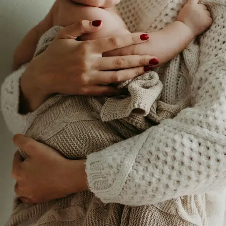 Descubre algunas soluciones que permitan impulsar a las mujeres en su carrera profesional sin verse afectadas por la maternidad.