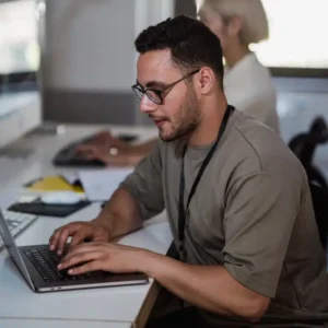 Explora cómo un software contable te facilita notablemente el pago de nóminas, haciendo más eficientes las operaciones de tu negocio.