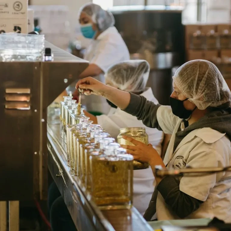 En este artículo, conoce los grandes retos de las medidas arancelarias en las maquiladoras, y cómo la tecnología puede ayudar a superarlos.