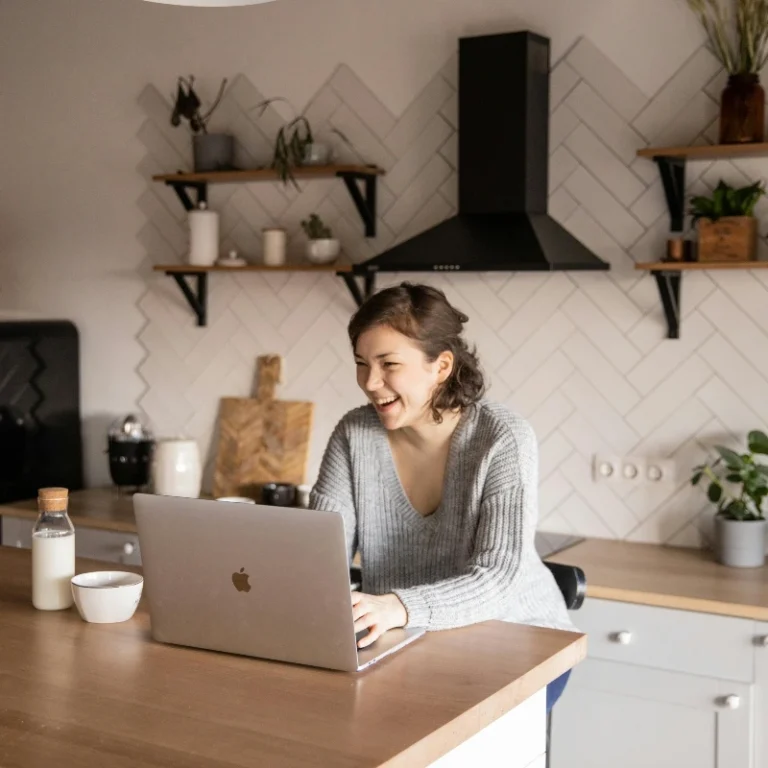 Conoce estrategias para la gestión de equipos que realizan trabajo remoto y qué soluciones ayudan a que el área de RH optimice su gestión.